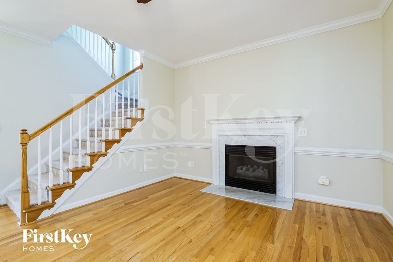 300 Riverwood Dr - Photo 4 of 16