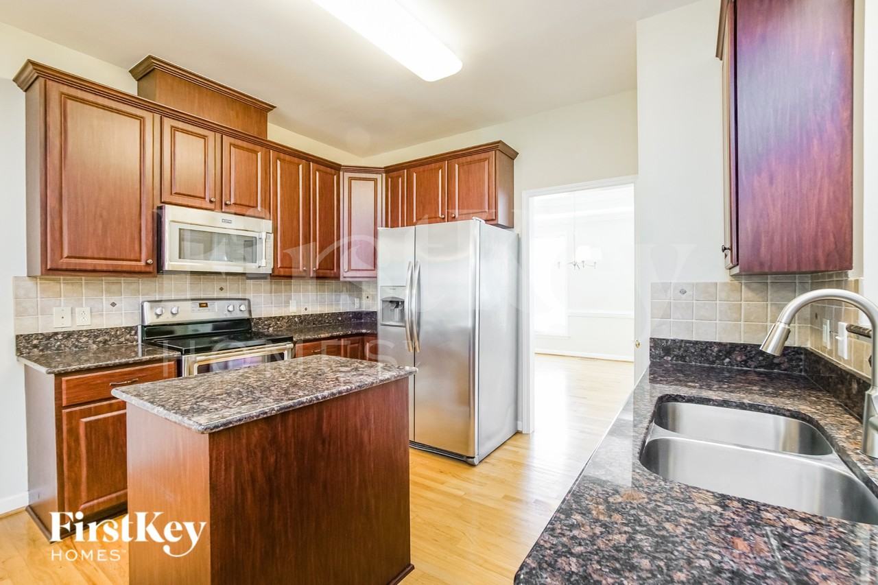 300 Riverwood Dr - Photo 5 of 16