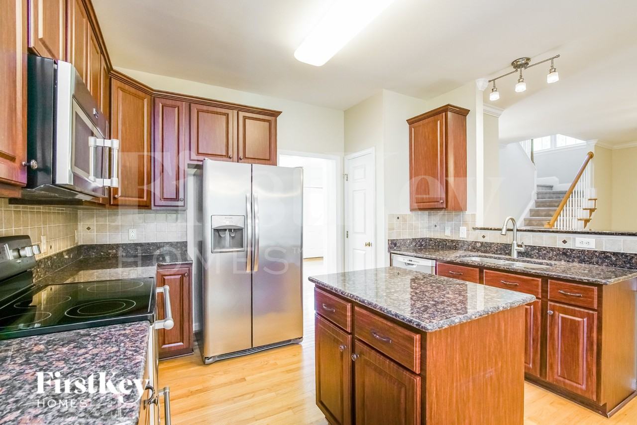 300 Riverwood Dr - Photo 6 of 16