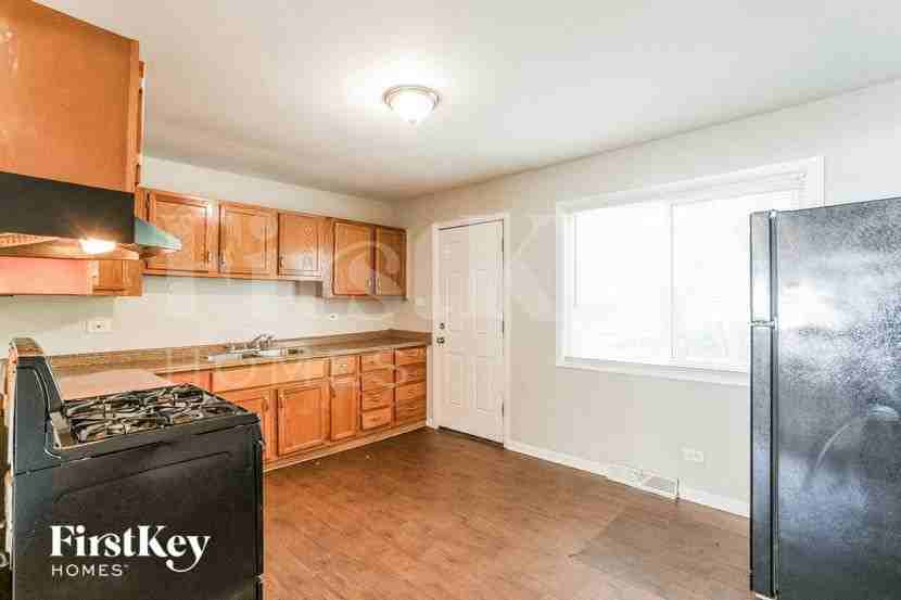 16403 Marshfield Ave - Photo 4 of 15