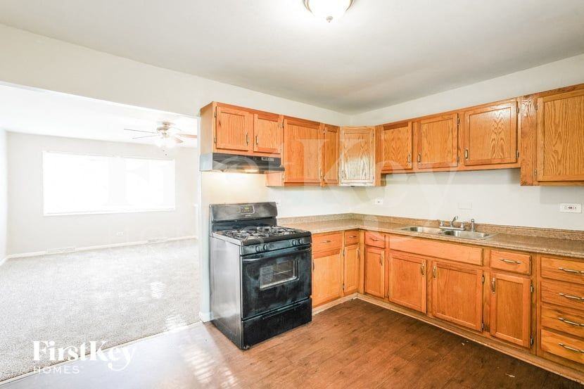16403 Marshfield Ave - Photo 5 of 15