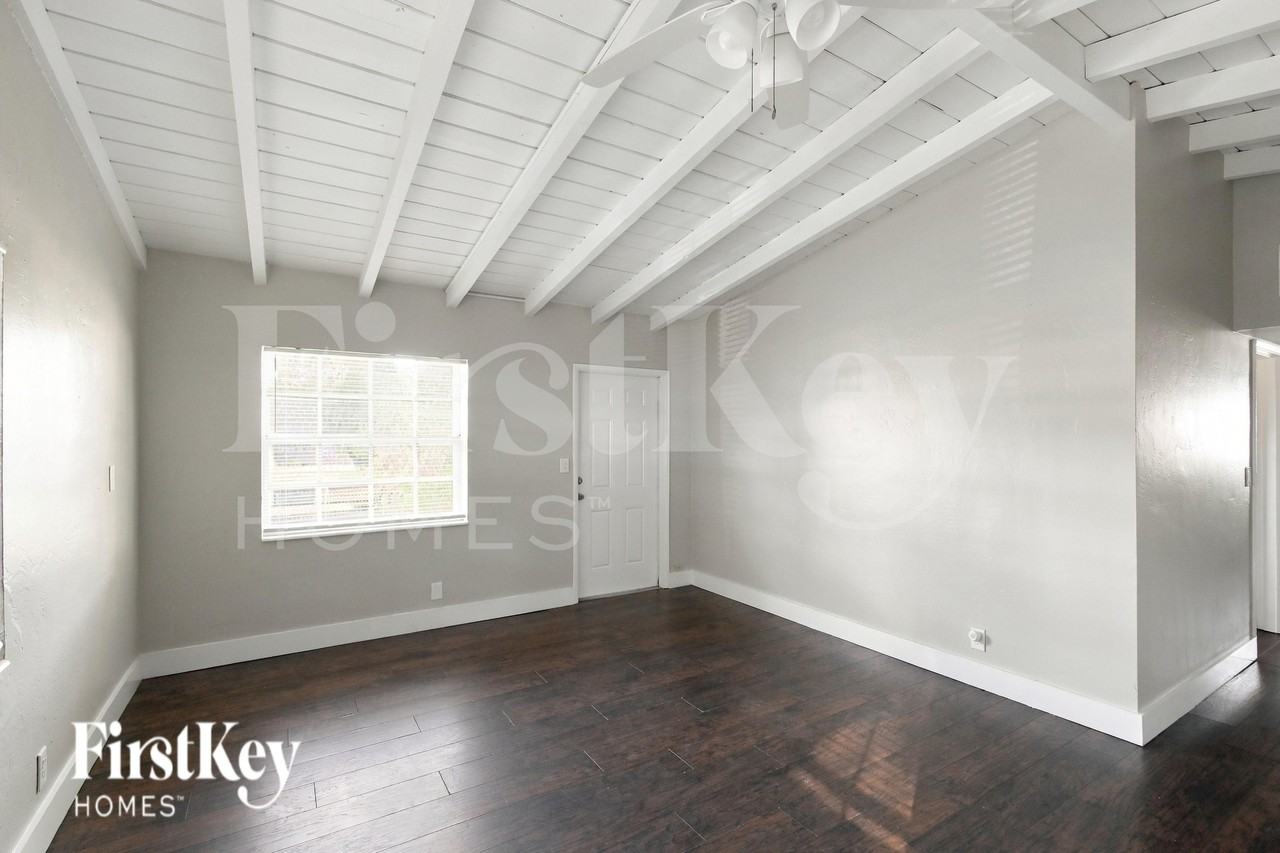 1608 Nw 15th Ct - Photo 3 of 20