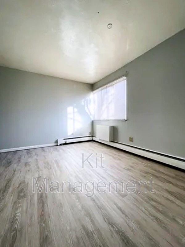 406 Burbank Dr - Photo 2 of 4