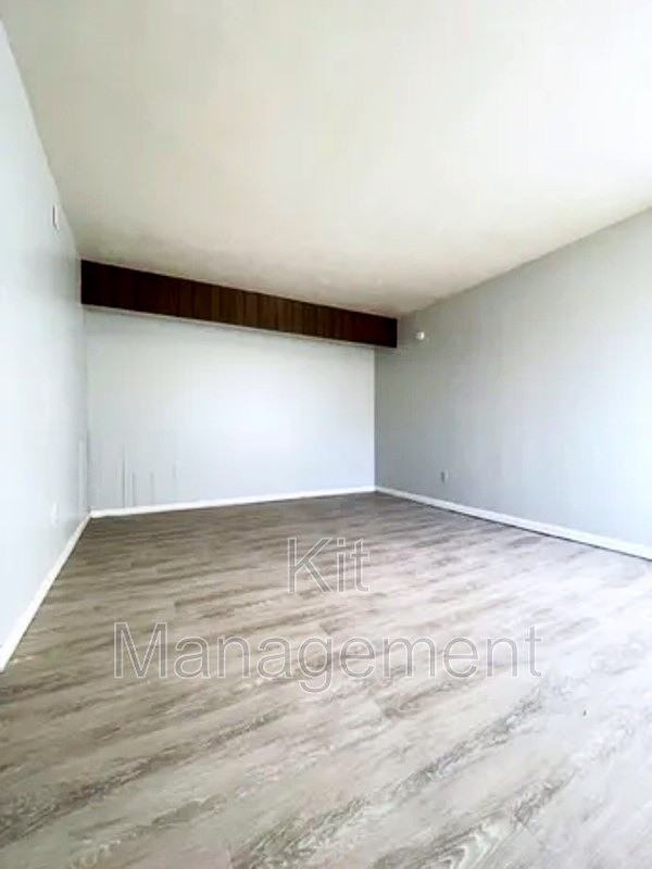 406 Burbank Dr - Photo 3 of 4