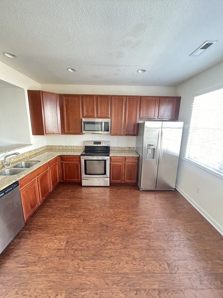 212 Aqua Ct - Photo 5 of 20