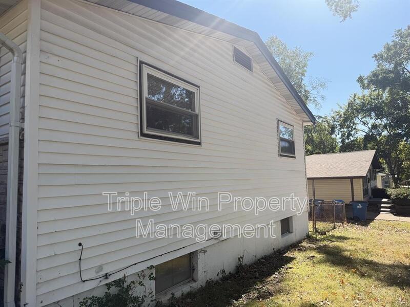 8314 Richwood Ln - Photo 3 of 30