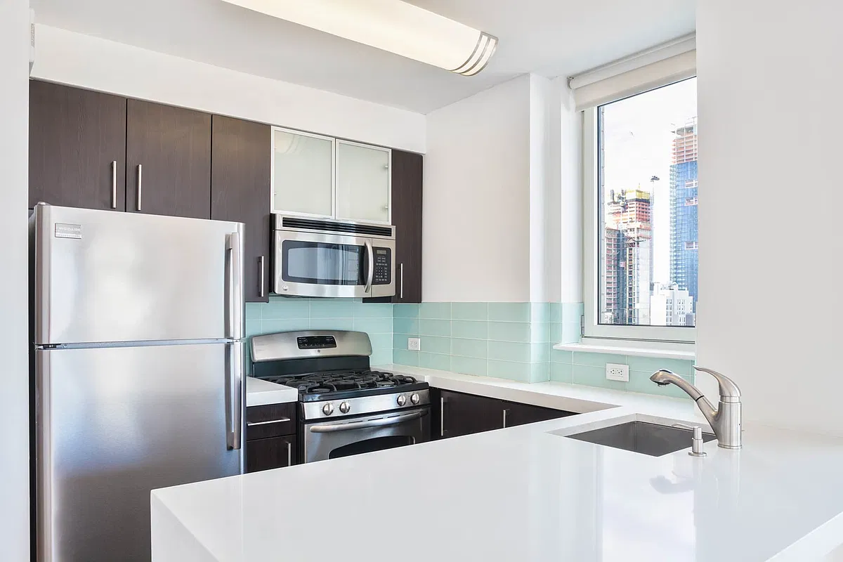 350 West 37th Street #PHH - Photo 2 of 9