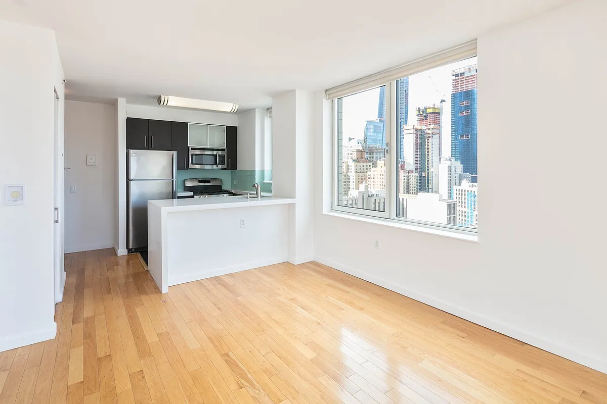 350 West 37th Street #PHH - Photo 3 of 9