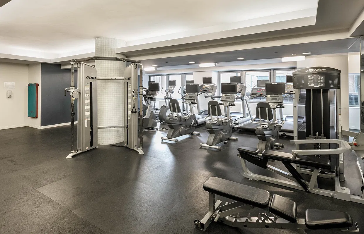 350 West 37th Street #PHH - Photo 4 of 9