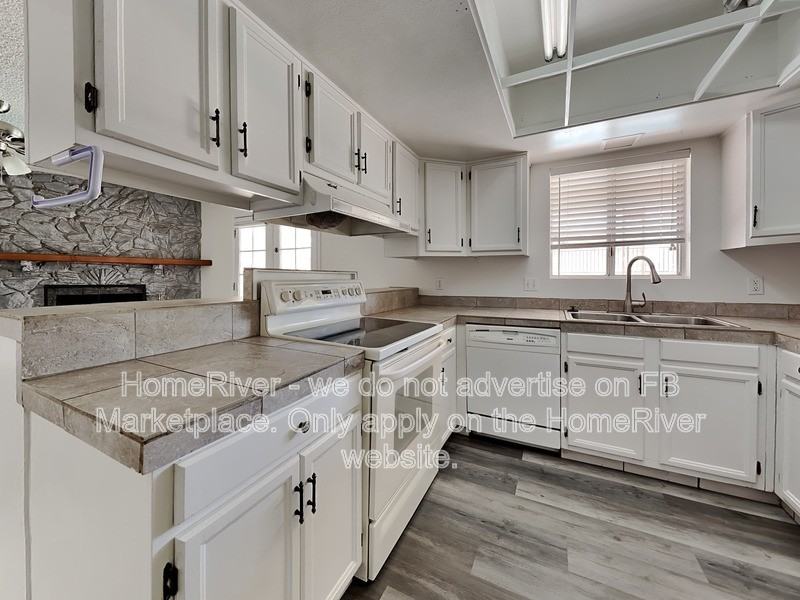 3592 Tomahawk Dr - Photo 3 of 24