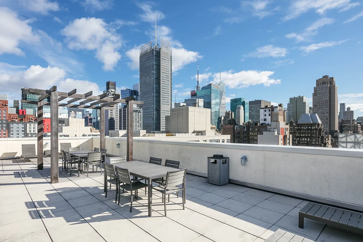 350 West 37th Street #PHH - Photo 7 of 9