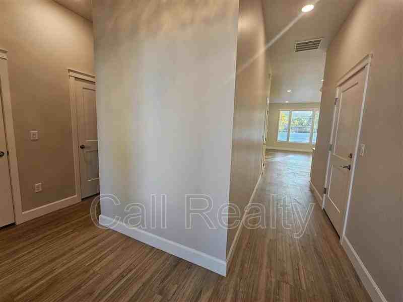 6208 N Windsor St - Photo 4 of 32