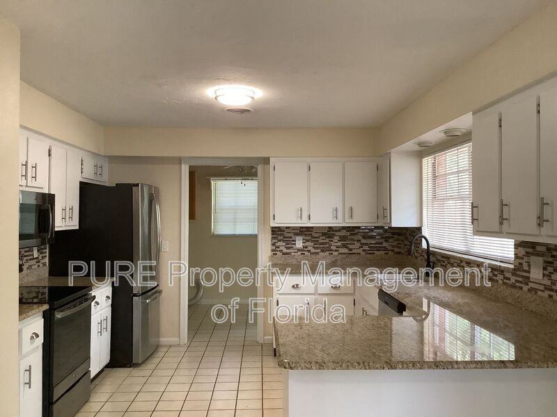 711 Ne 41st Ave - Photo 6 of 26
