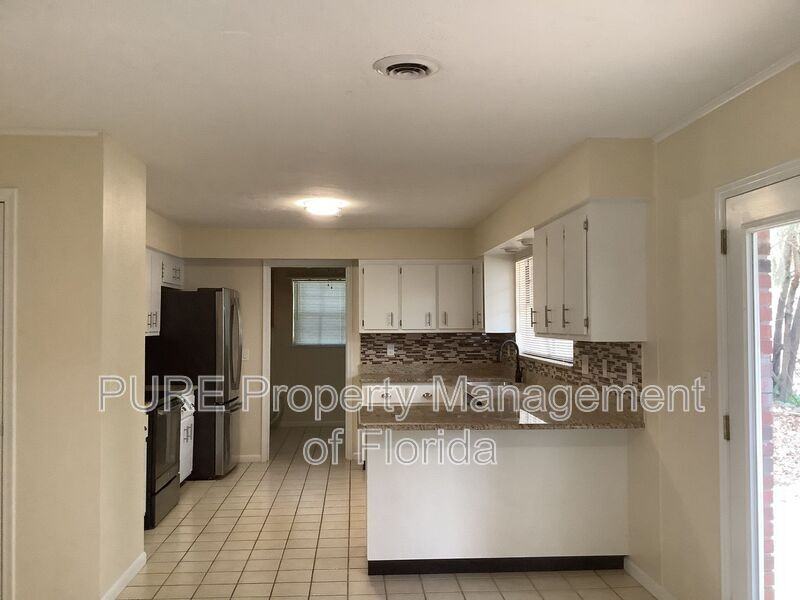 711 Ne 41st Ave - Photo 7 of 26