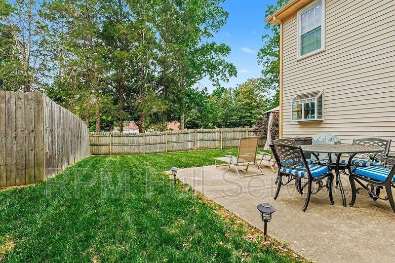 112 Meridian Ct - Photo 3 of 15