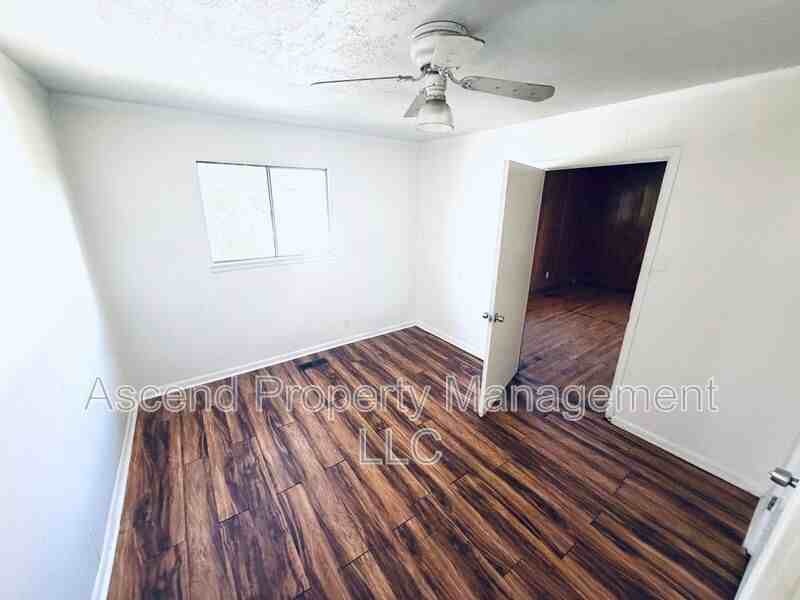319 N Highland Park Ave - Photo 4 of 10