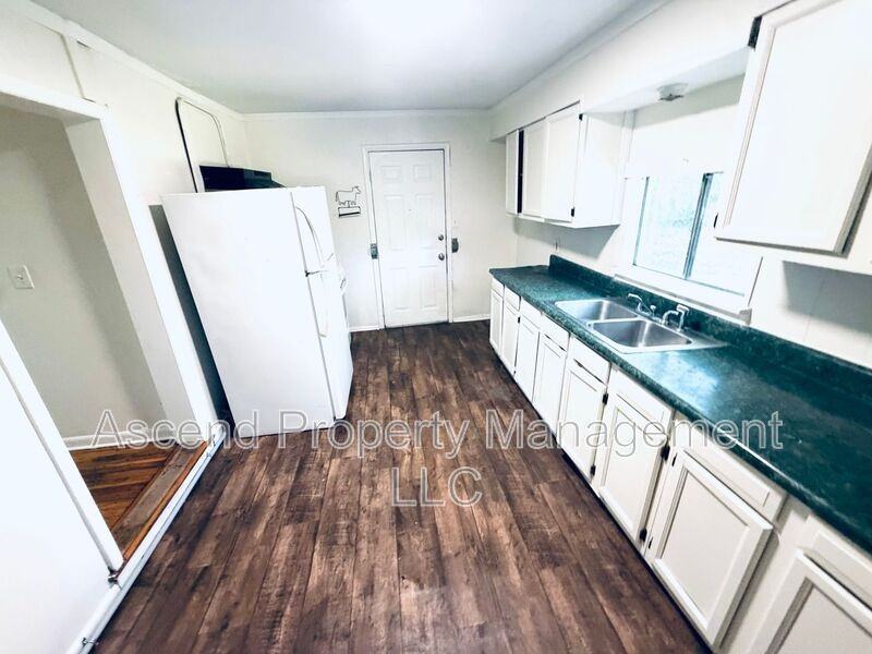 319 N Highland Park Ave - Photo 6 of 10