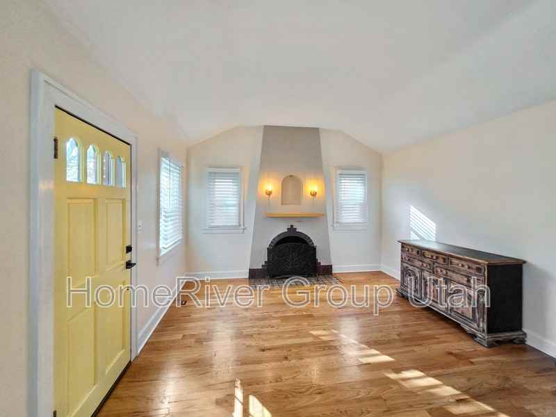 1244 28th St - Photo 3 of 27