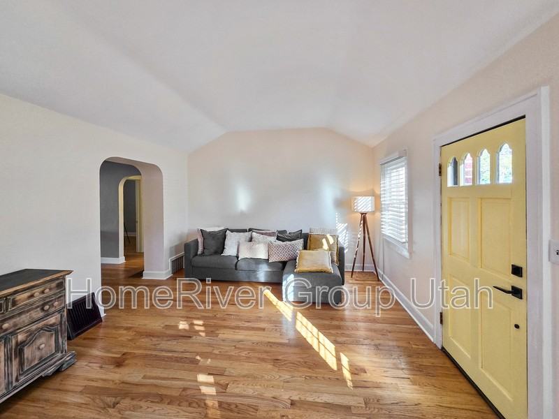1244 28th St - Photo 4 of 27