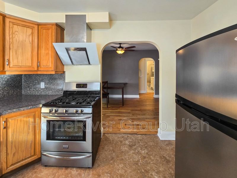 1244 28th St - Photo 6 of 27