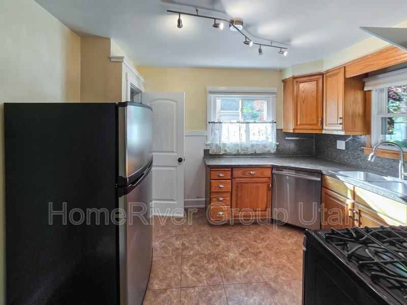 1244 28th St - Photo 7 of 27