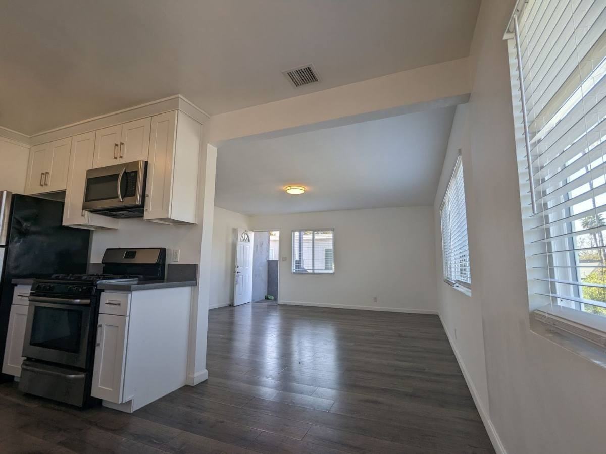2036 1/2 Chariton St #2 - Photo 3 of 16