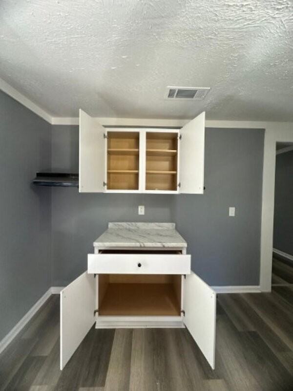 110 Beeman St - Photo 5 of 10