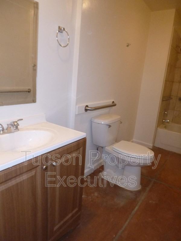 1428 E 25th St - Photo 4 of 19