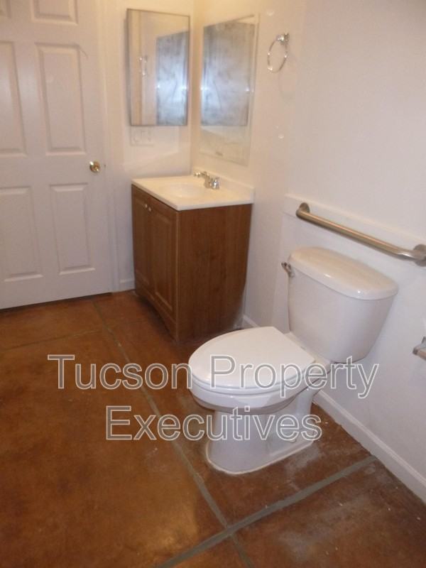 1428 E 25th St - Photo 6 of 19