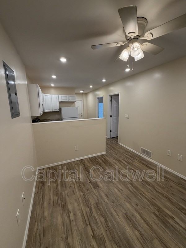 1047 1/2 11th Ave N - Photo 4 of 16