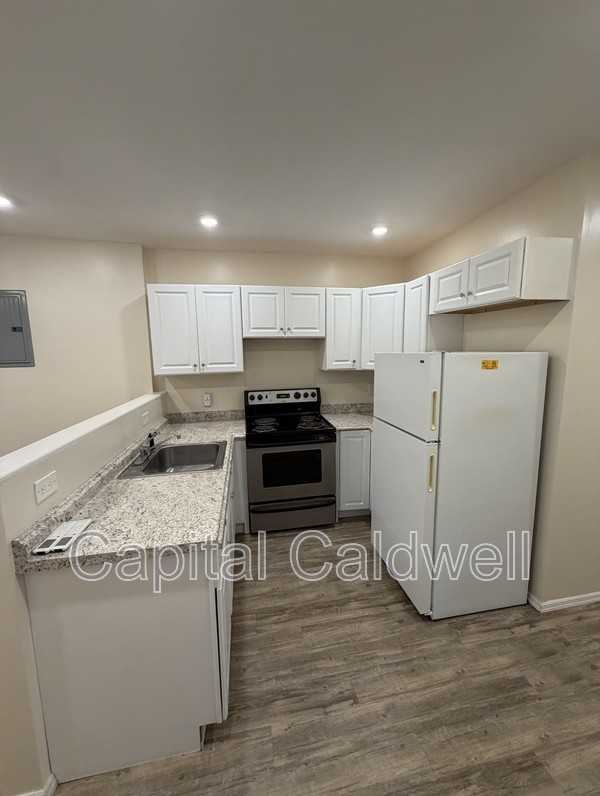 1047 1/2 11th Ave N - Photo 5 of 16