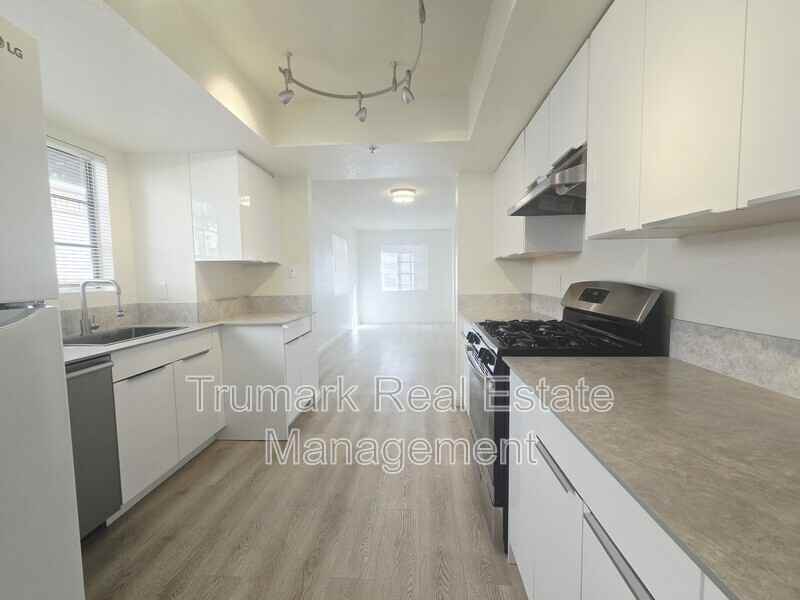 2923 Montrose Ave #105 - Photo 2 of 16
