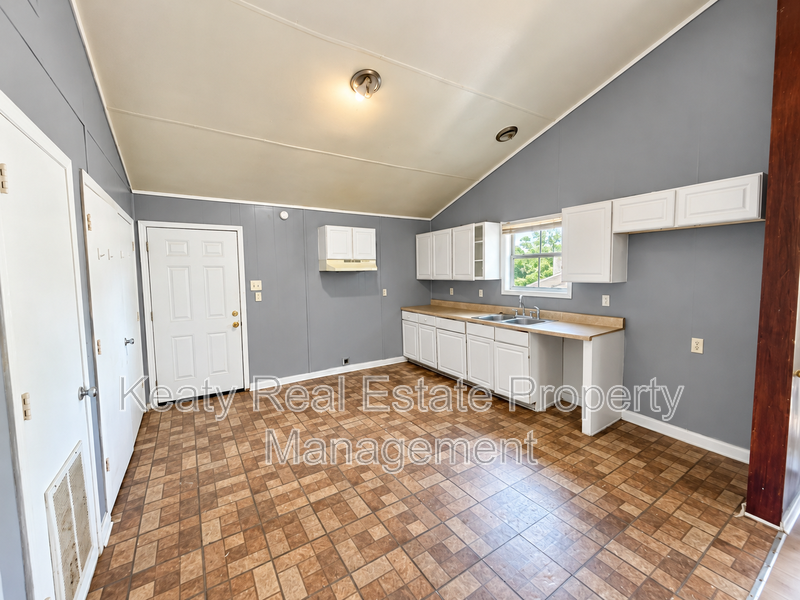 101 Sternberg Dr - Photo 4 of 12