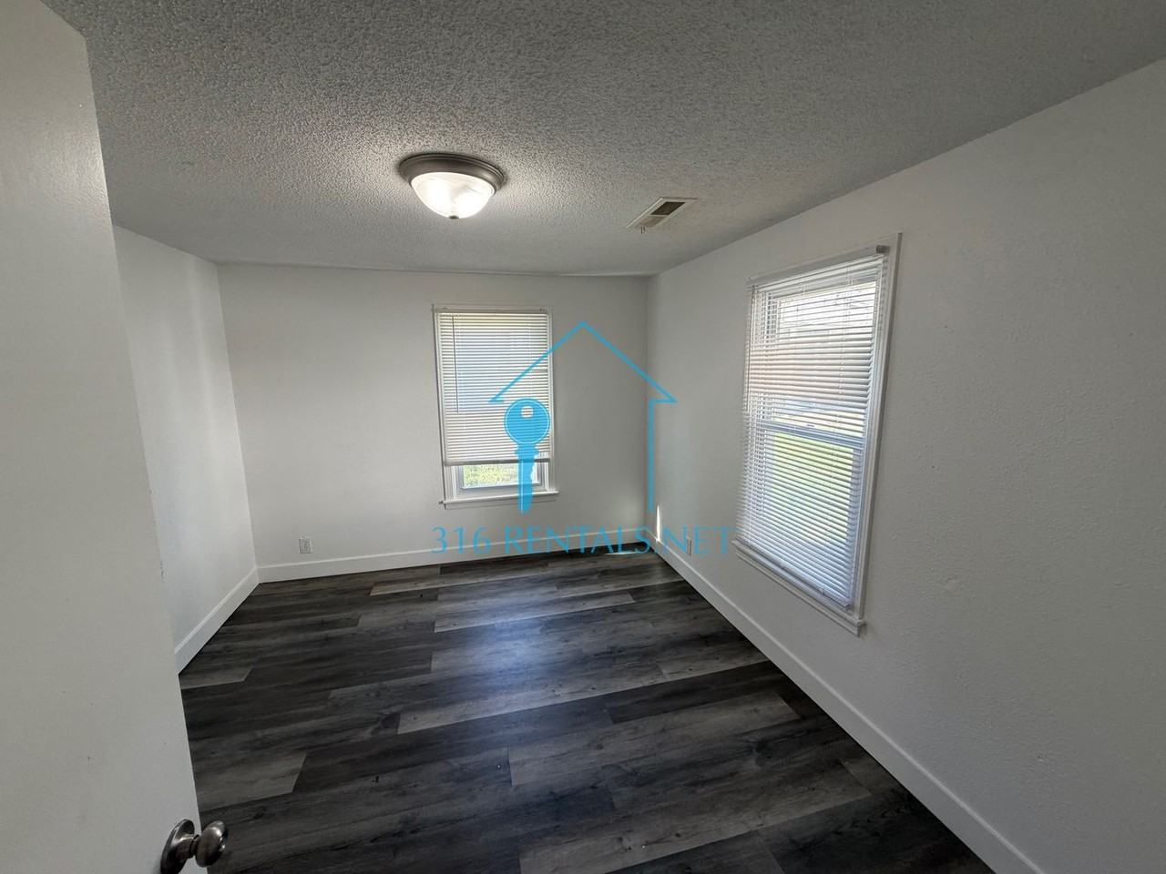 208 N Ash St - Photo 2 of 6