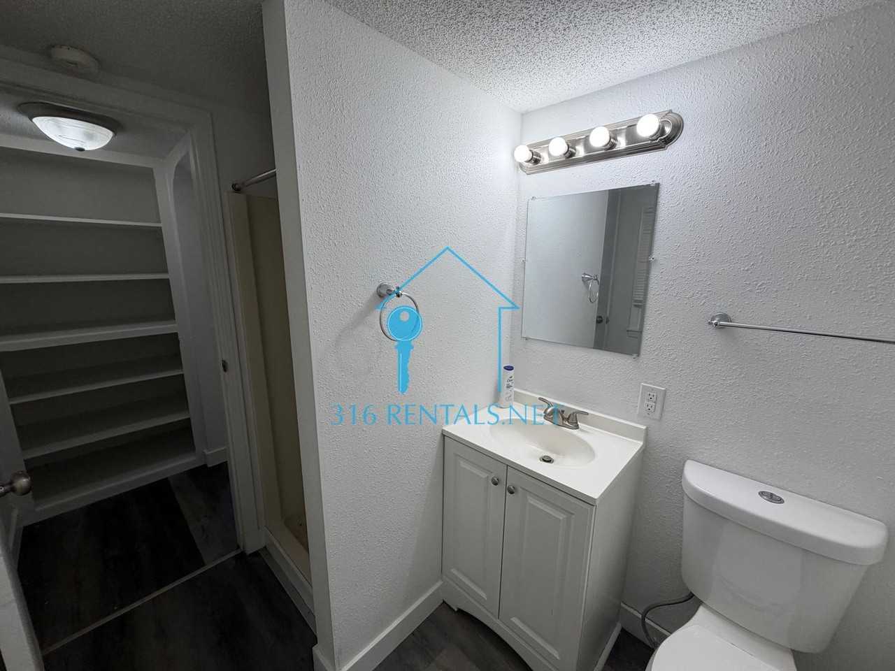208 N Ash St - Photo 4 of 6