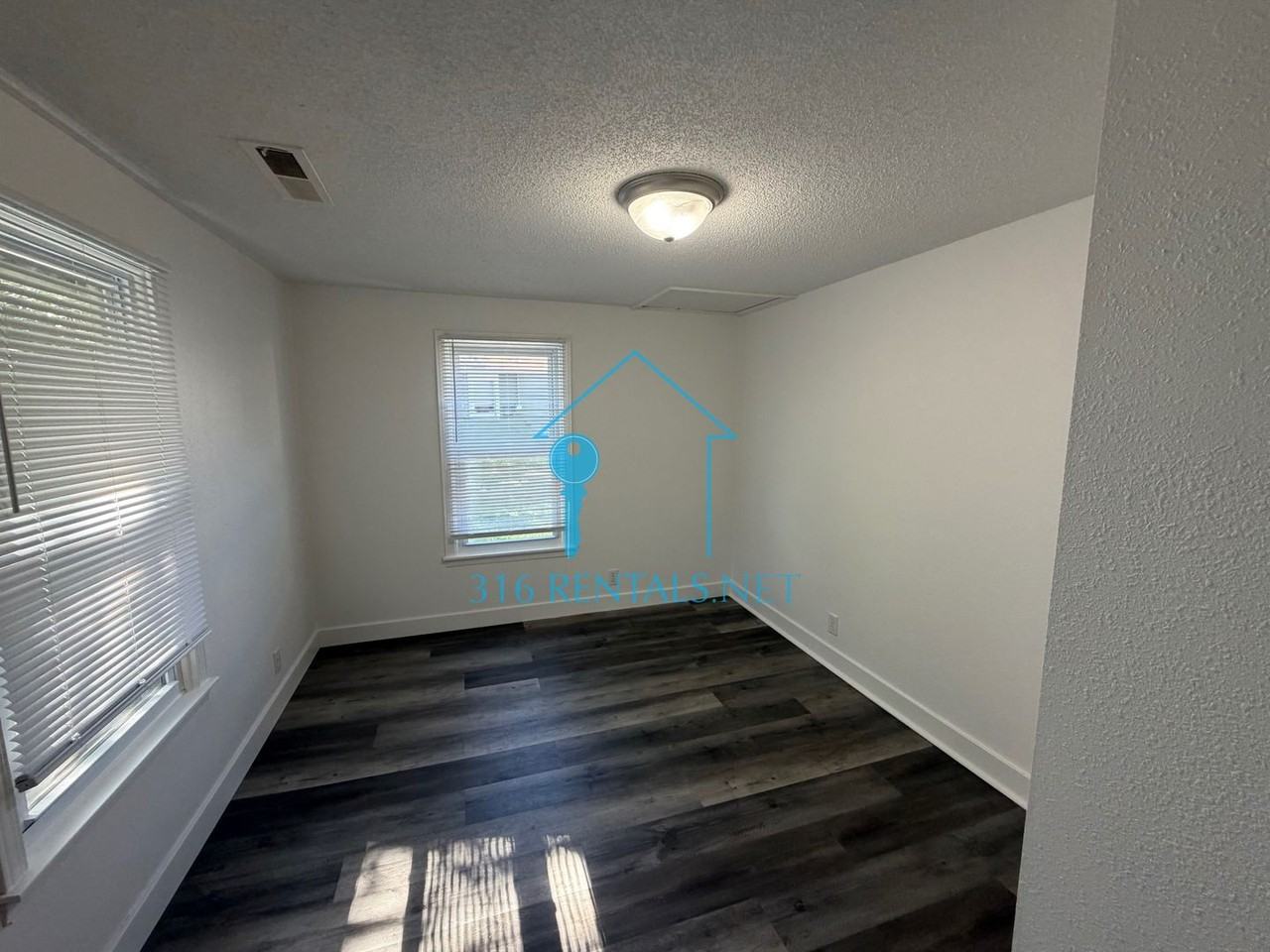 208 N Ash St - Photo 5 of 6