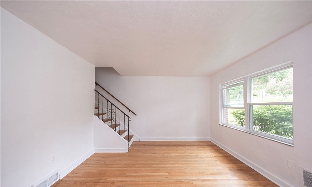 256 Academy Ave - Photo 5 of 24
