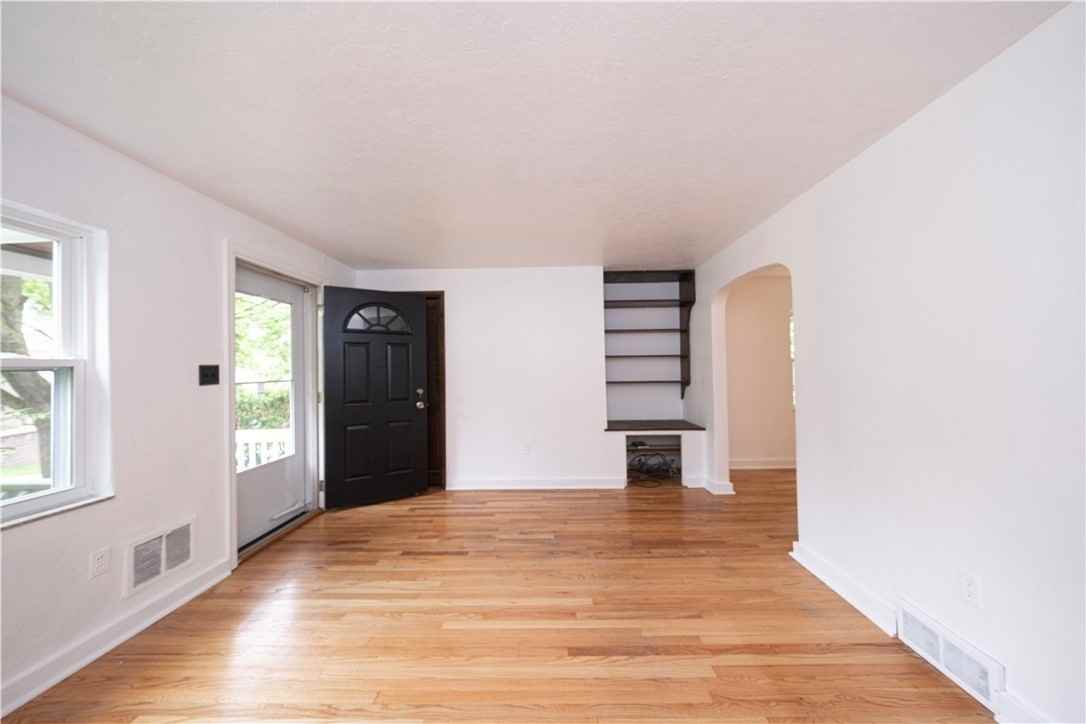 256 Academy Ave - Photo 7 of 24