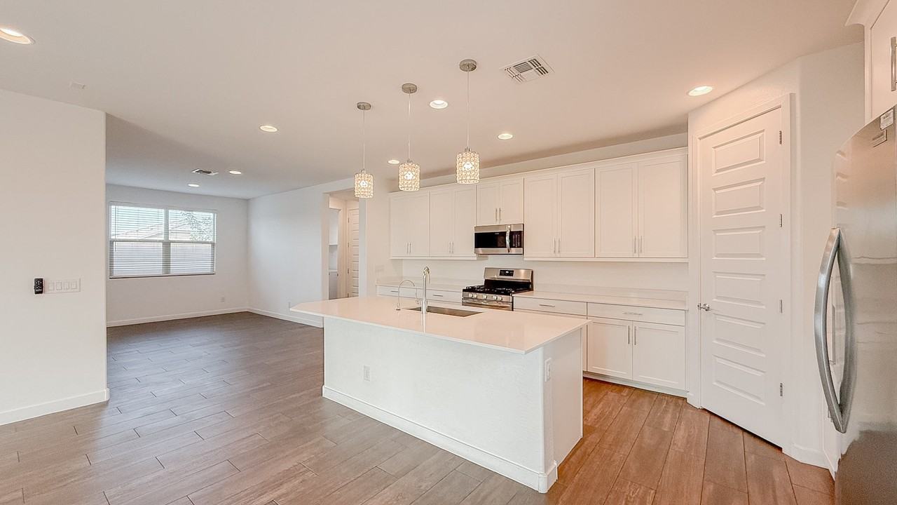 5912 S 26th Ave - Photo 6 of 38