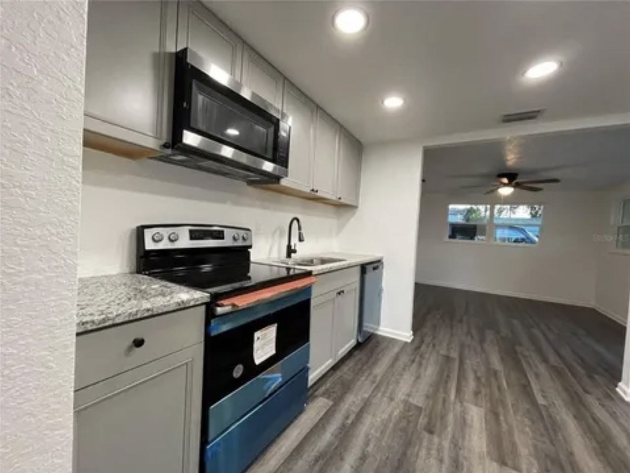 855 Nw 5th St - Photo 4 of 12