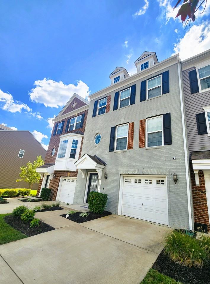 9157 Fox Stream Way - Photo 2 of 40