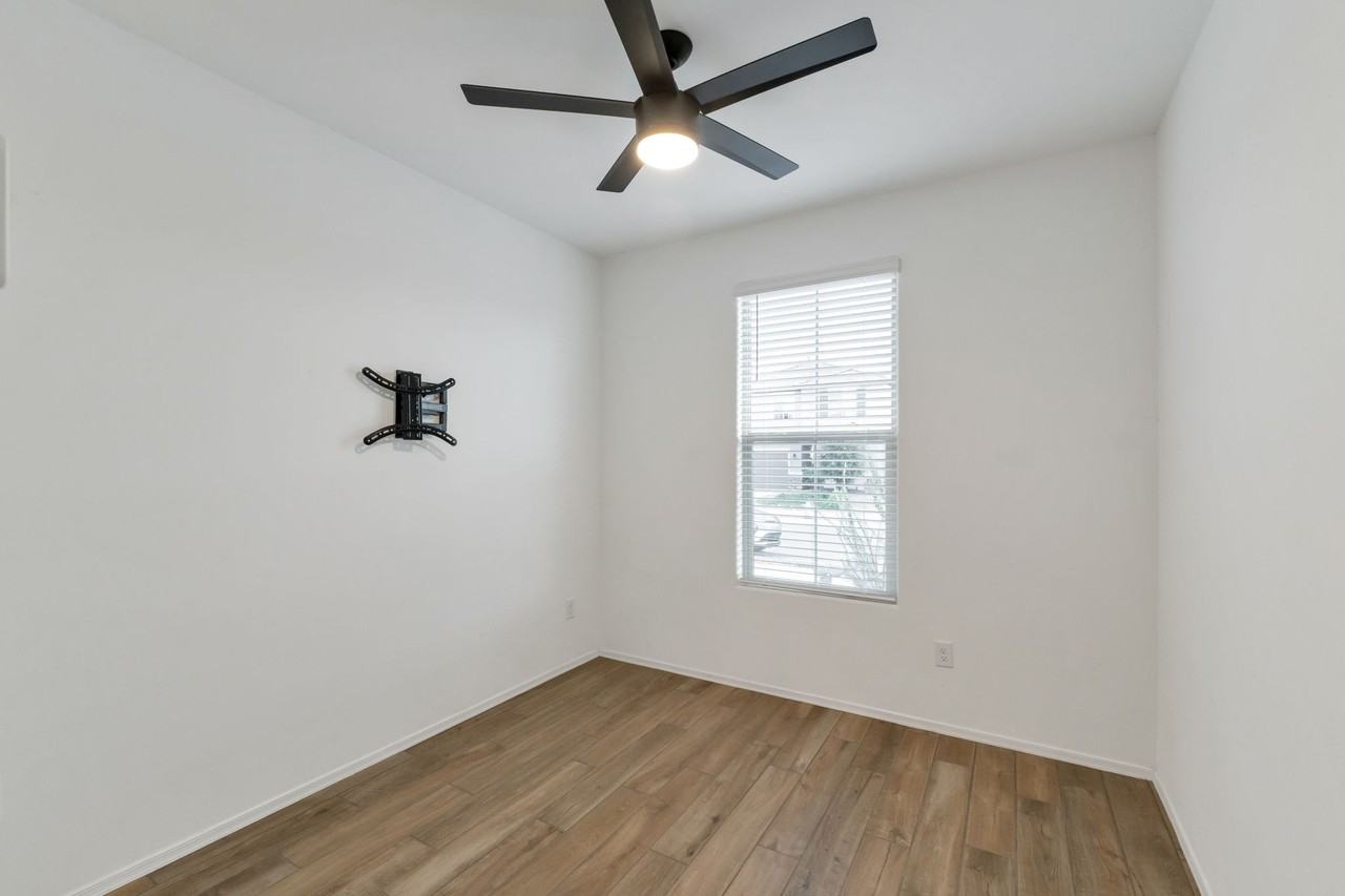 11913 E Ryscott Cir - Photo 3 of 26