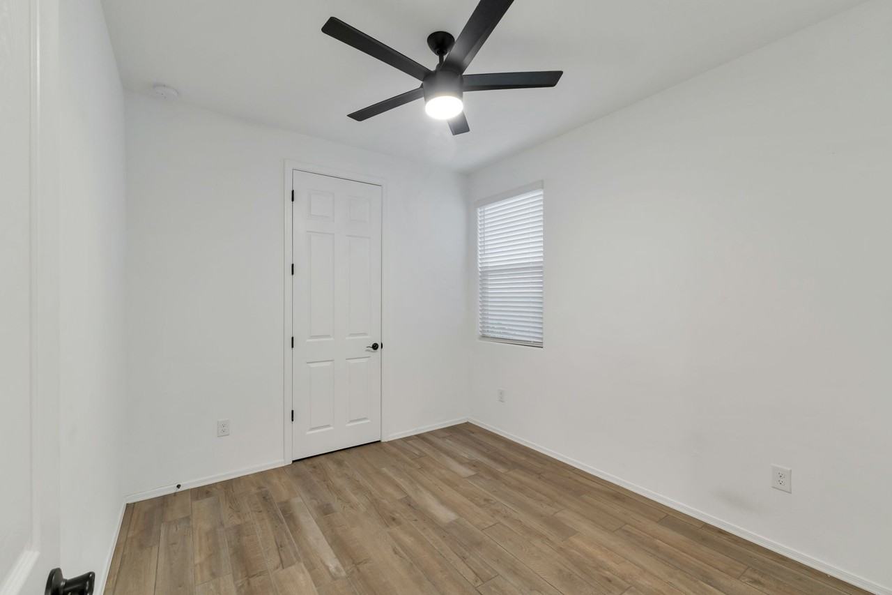 11913 E Ryscott Cir - Photo 5 of 26