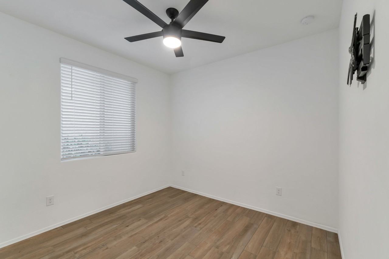 11913 E Ryscott Cir - Photo 7 of 26