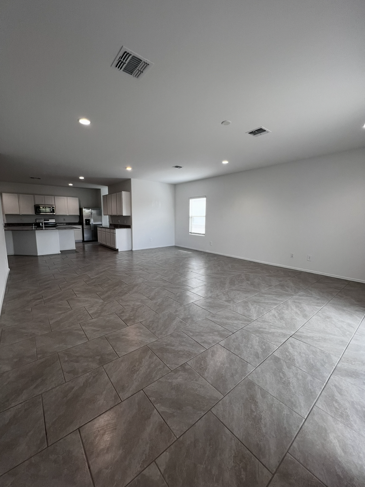 645 W Lexington St - Photo 3 of 32