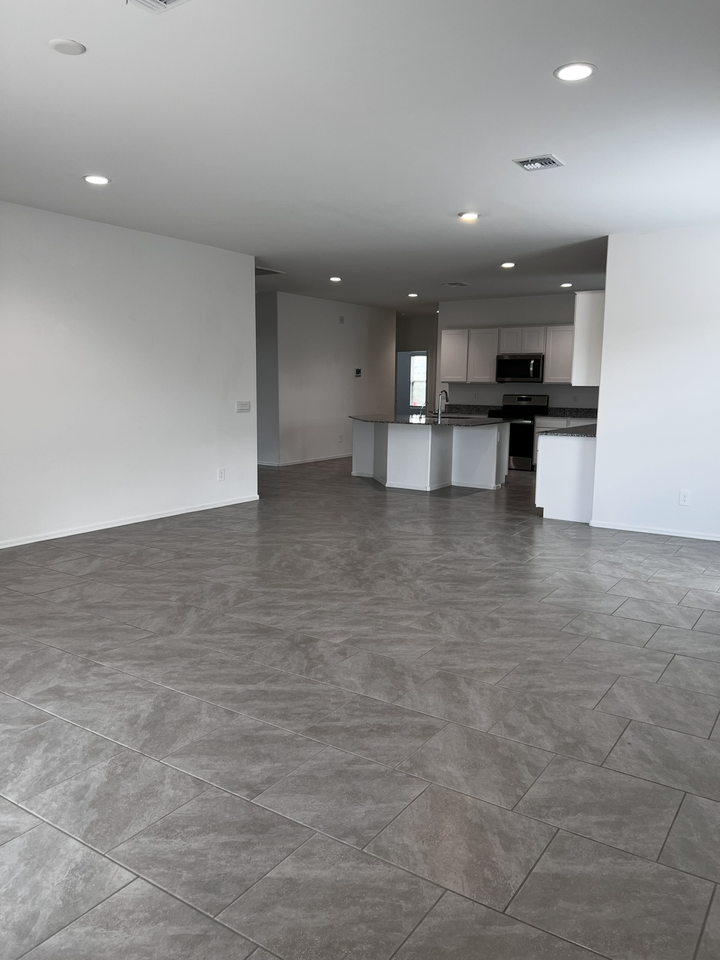 645 W Lexington St - Photo 4 of 32
