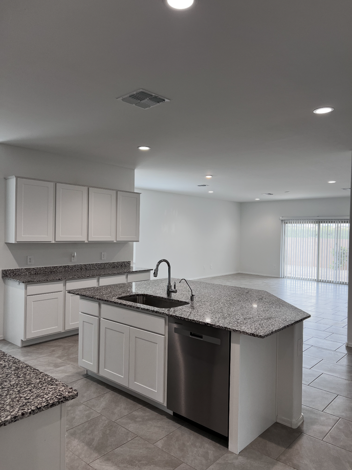 645 W Lexington St - Photo 5 of 32