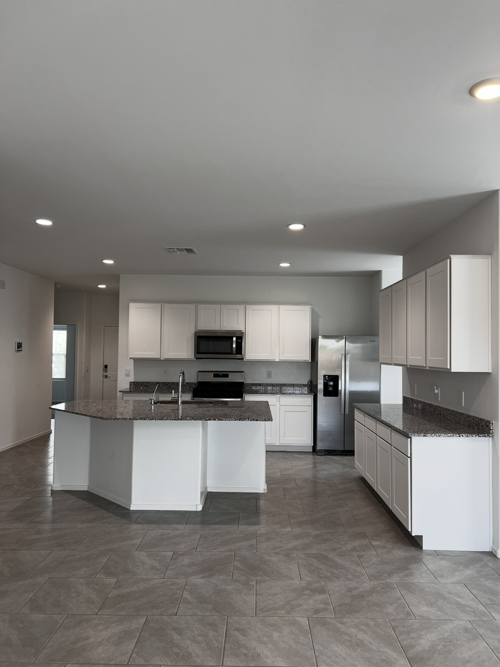 645 W Lexington St - Photo 7 of 32