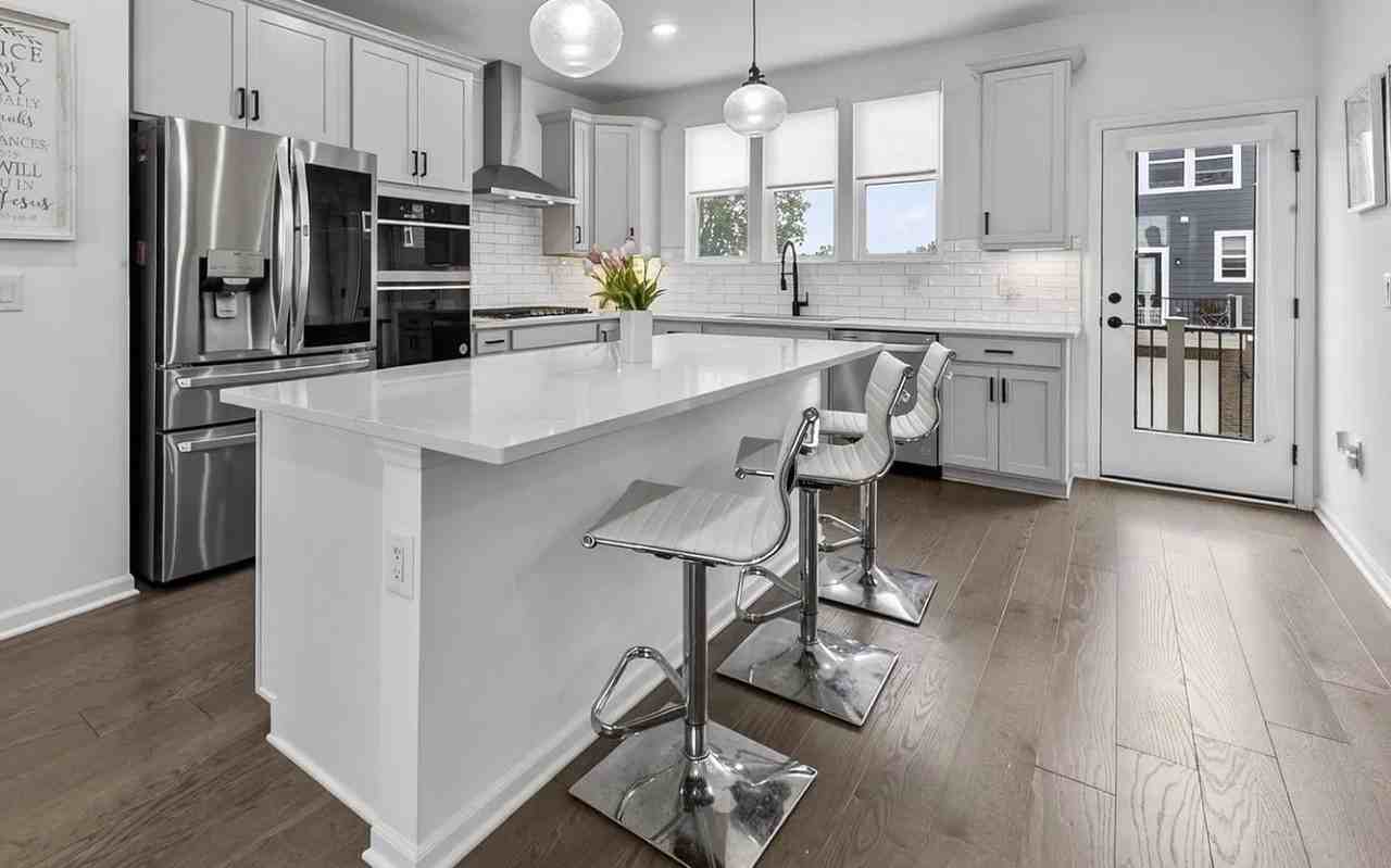 43160 Atwood Ave - Photo 2 of 9