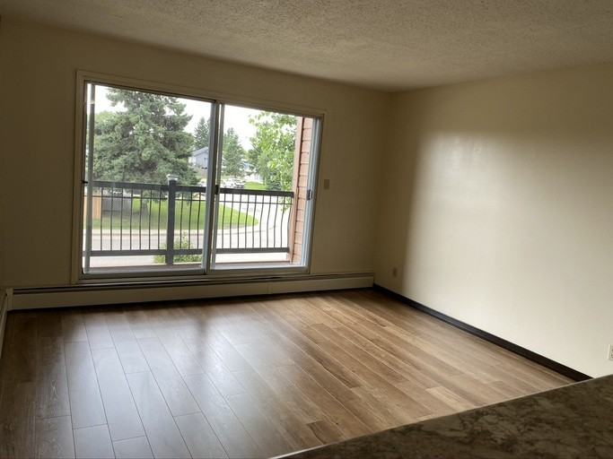 5104 54 Ave - Photo 2 of 9